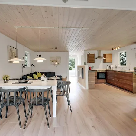 Three-bedroom In Hébergement de vacances Hemmet