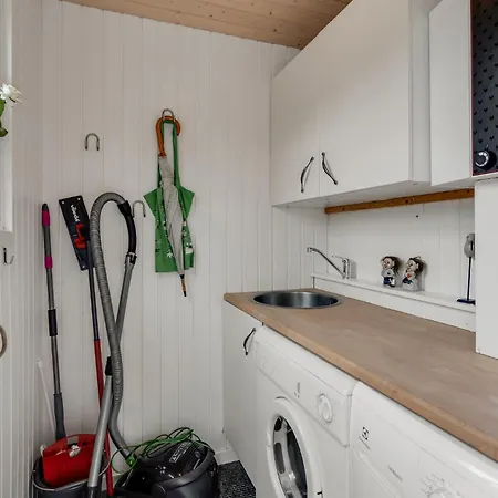 Three-bedroom In Hébergement de vacances Hemmet