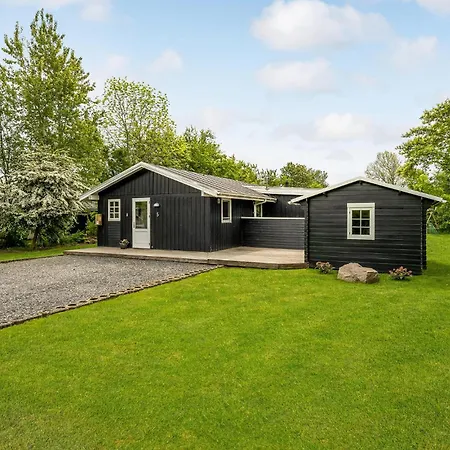 Hébergement de vacances Three-bedroom In *